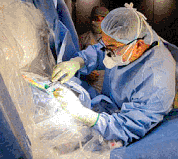 Imagen A: Usando navegación RM, el Dr. Chen inyecta una terapia génica en investigación directamente en un tumor cerebral (Fotografía cortesía de la Universidad de California, San Diego Health Sciences).